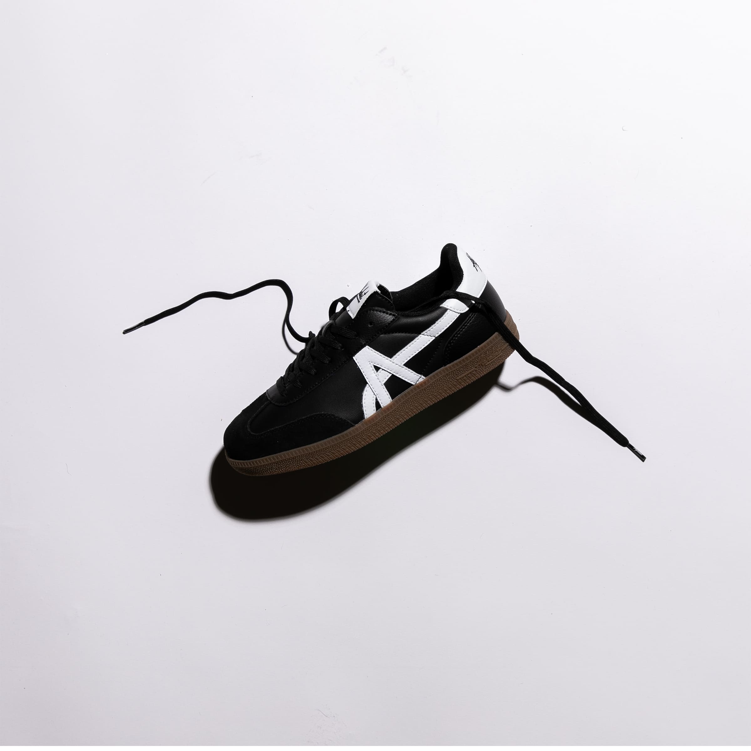 MONTEREY 301 BLACK / WHITE — Front